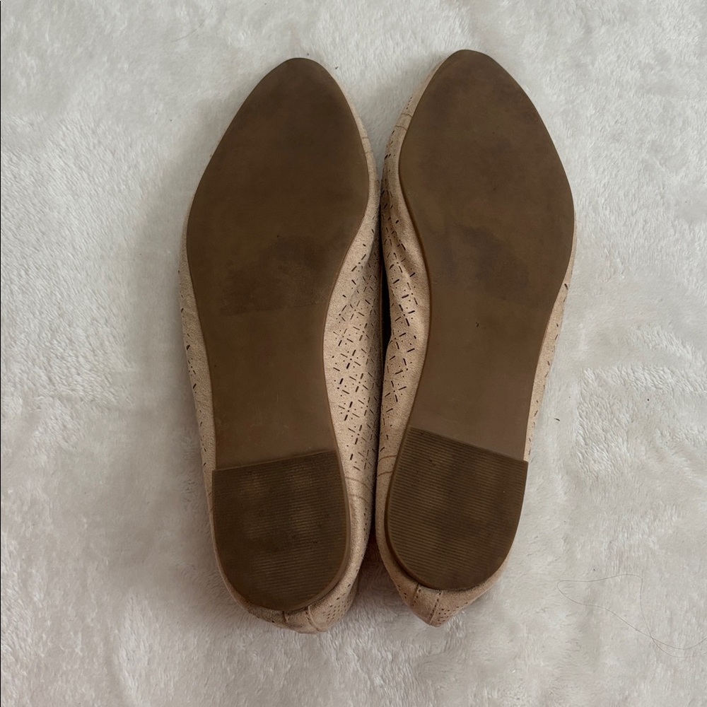 XOXO Women's Beige cut out style Flats - Picture 2 of 4